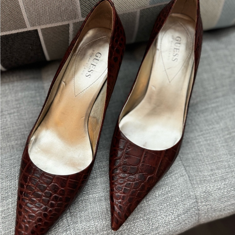GUESS Women's Brown Crocodile-Embossed Pumps